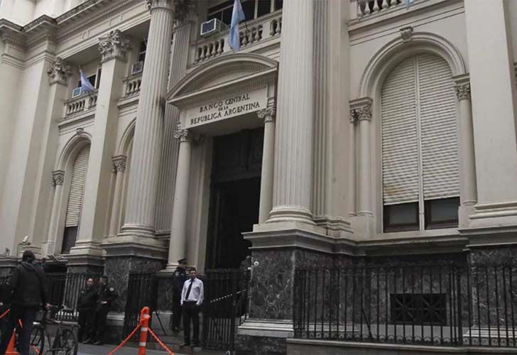 Para frenar la corrida, el Central sorprende y sube la tasa de referencia