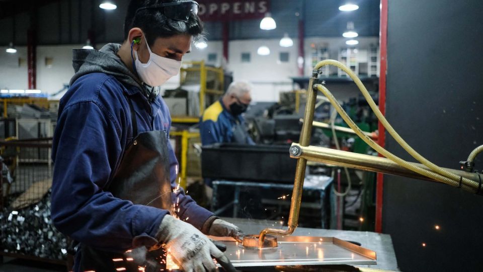 La producción industrial sigue mejorando poco a poco, según la UIA