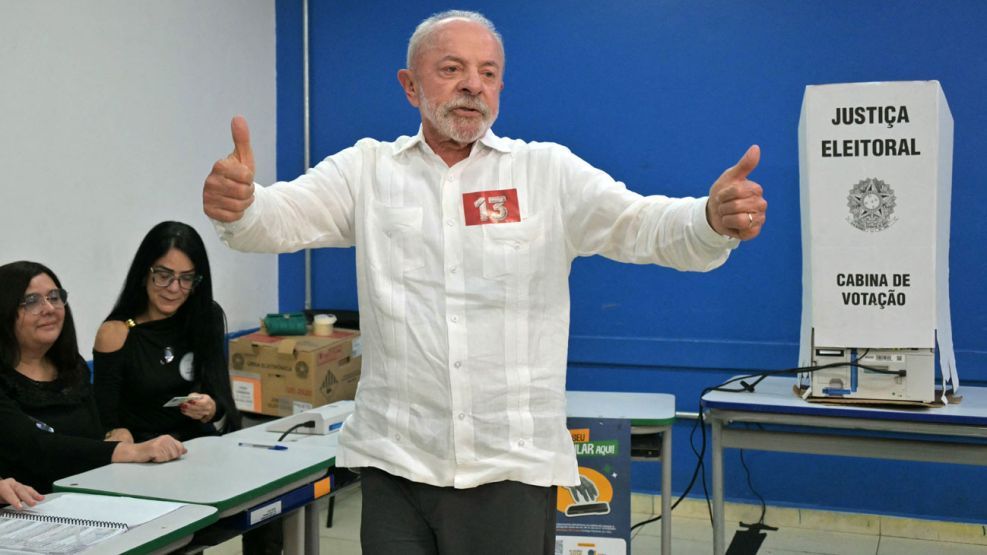 Lula derrota a Flávio Bolsonaro en el balotaje y seguirá cuatro años más en el poder