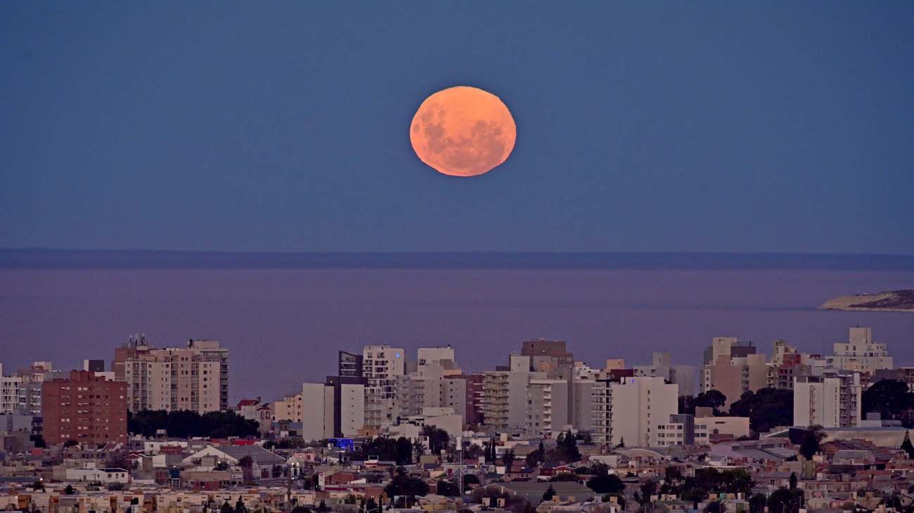 Fotogalería | Así se vio la Superluna rosa en el mundo