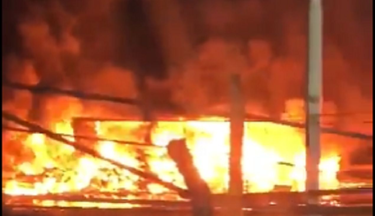 Impresionante choque en la Panamericana: explotó un camión que llevaba aerosoles