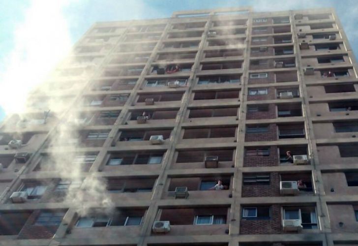Neuquén | Un feroz incendio en un edificio dejó una victima fatal y dos heridos graves