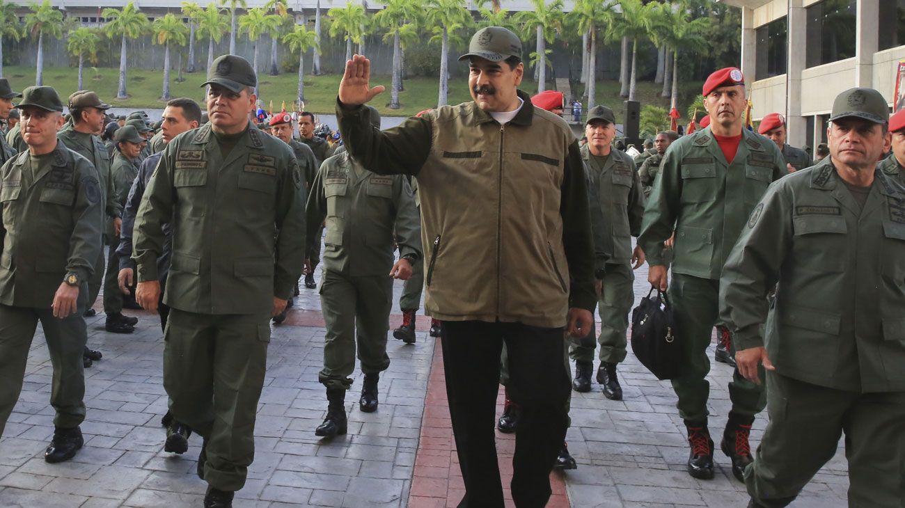 Nicolás Maduro encabezó una "marcha militar pacífica" y llamó a combatir a "cualquier golpista"