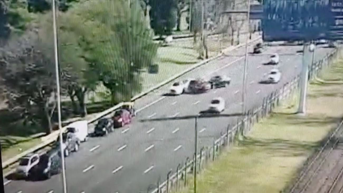 Video: cuatro heridos en un choque en cadena sobre la avenida Lugones