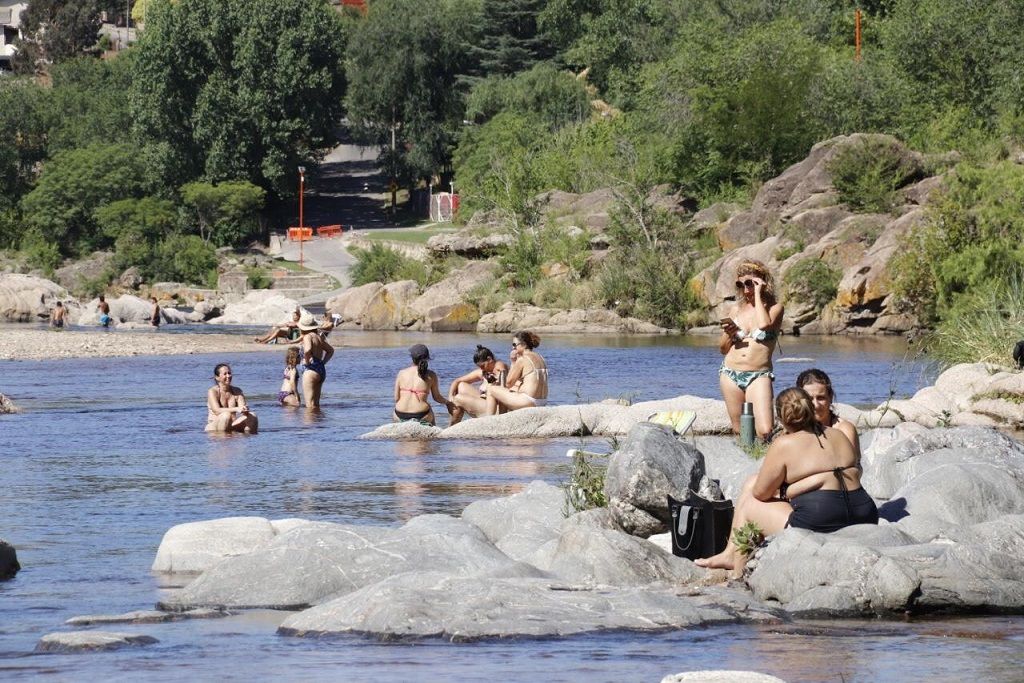 Provincia quiere testear a los turistas que vuelvan de las sierras
