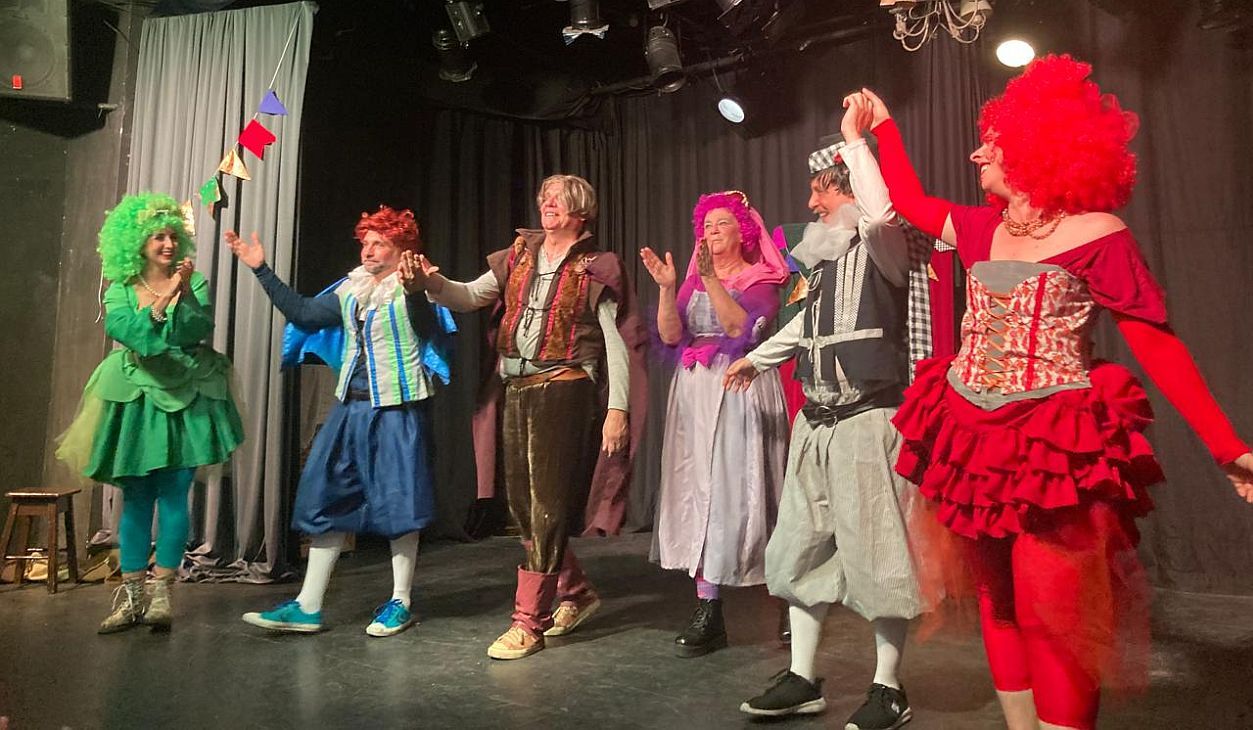 Shakespeare acortado y reversionado para satirizar las relaciones entre hombres y mujeres