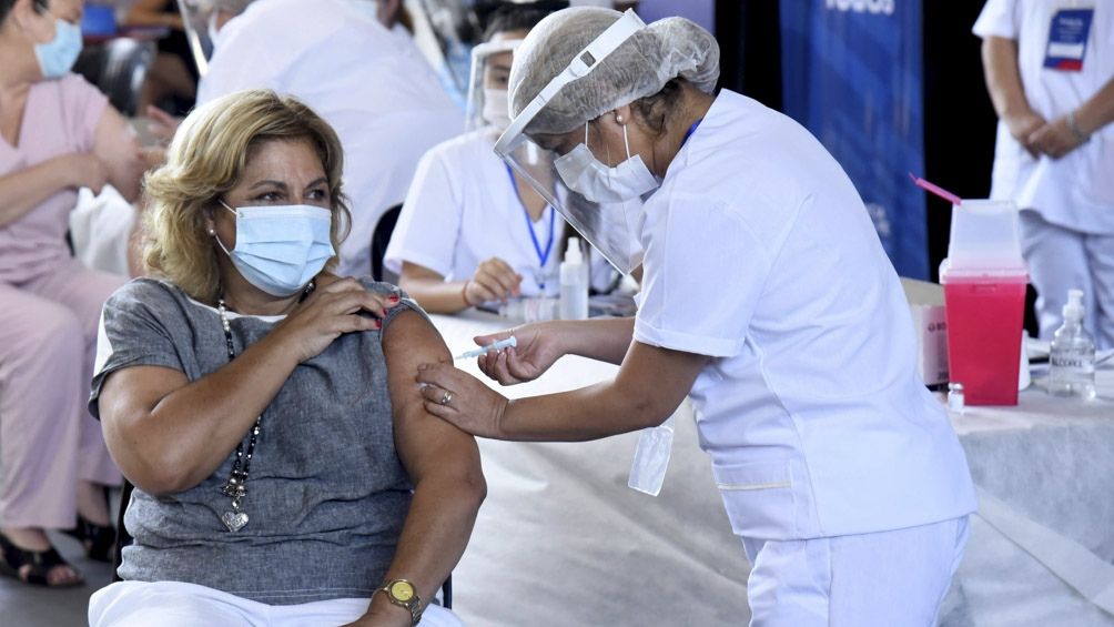 Anticipan un refuerzo de la vacuna anticovid al personal de salud bonaerense