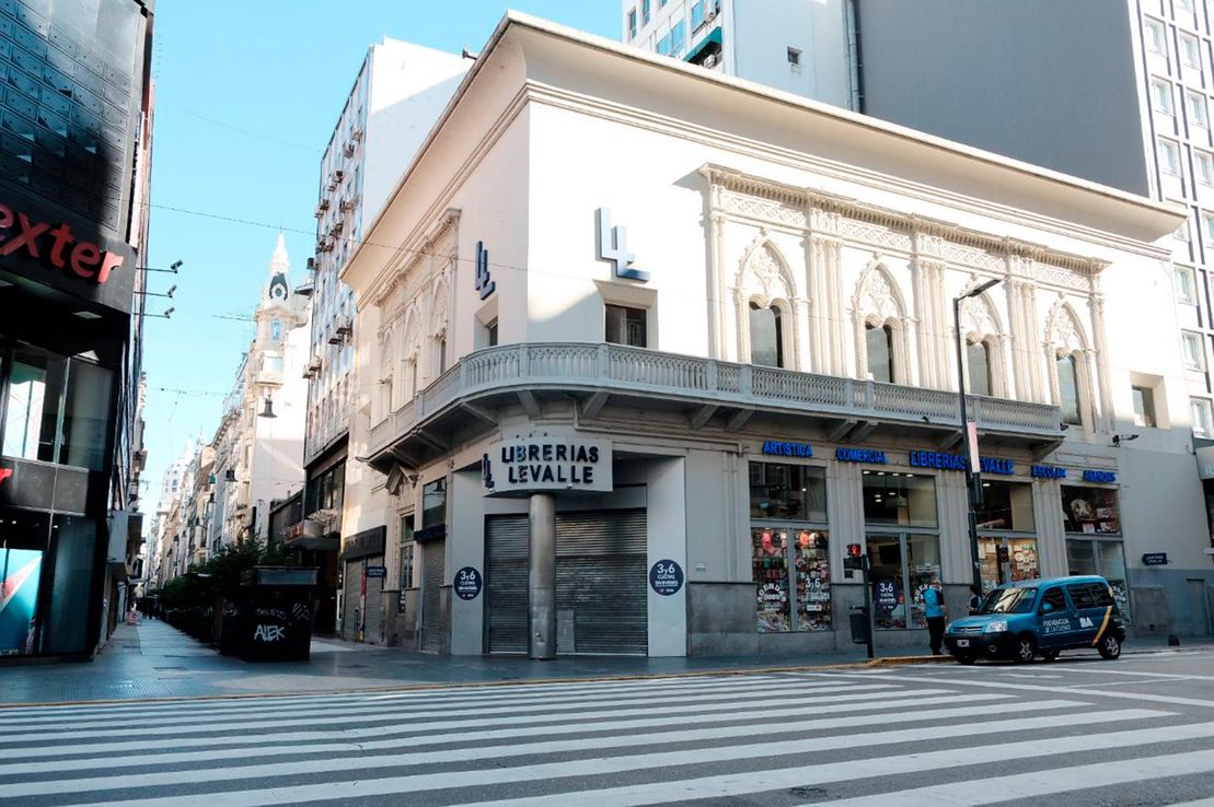 La crisis terminal que viven los comercios de la avenida Corrientes por la cuarentena