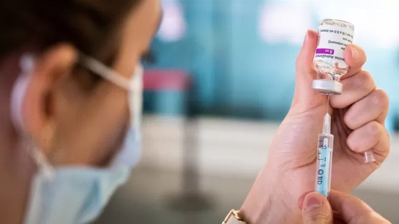 La vacuna de refuerzo de AstraZeneca aumenta los anticuerpos contra ómicron