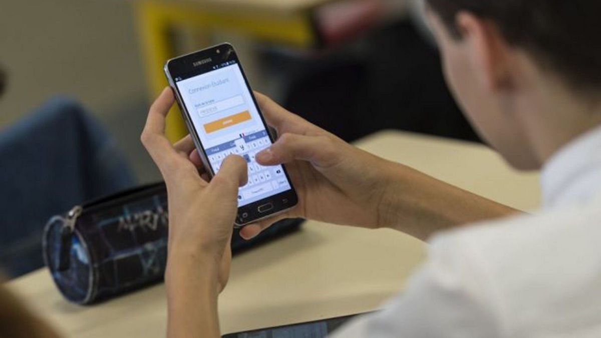 Sin celulares: la medida de una escuela correntina para mejorar la atención de los alumnos