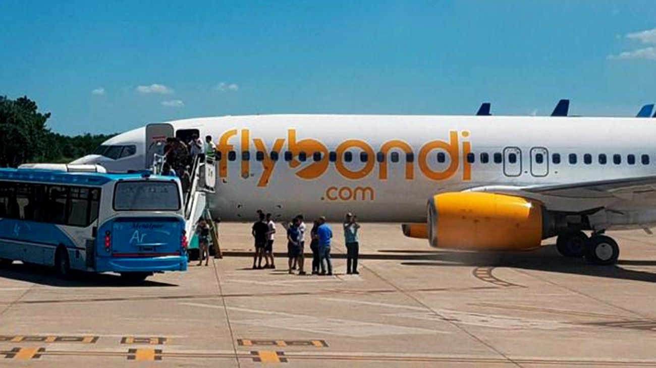 Un avión de Flybondi tuvo incidentes en la pista y cancelaron el despegue