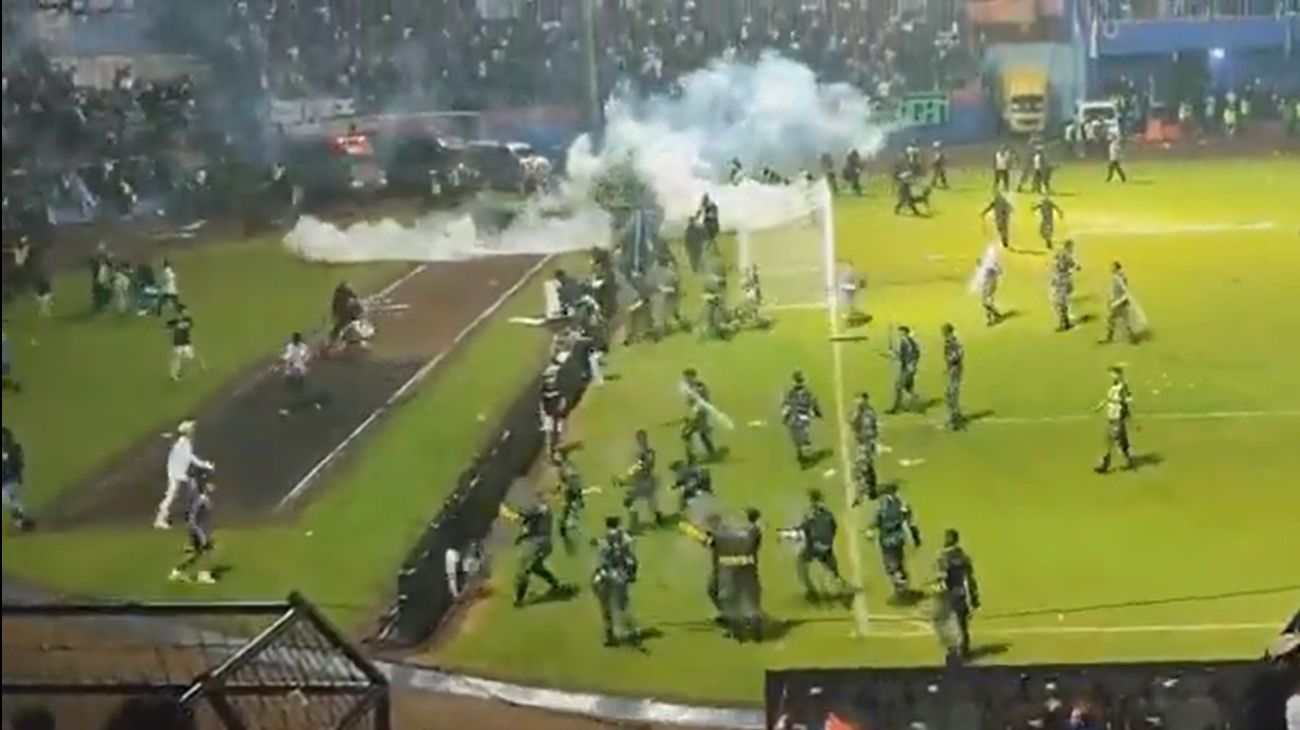 Tragedia en Indonesia: una batalla campal en un estadio de fútbol dejó 174 muertos