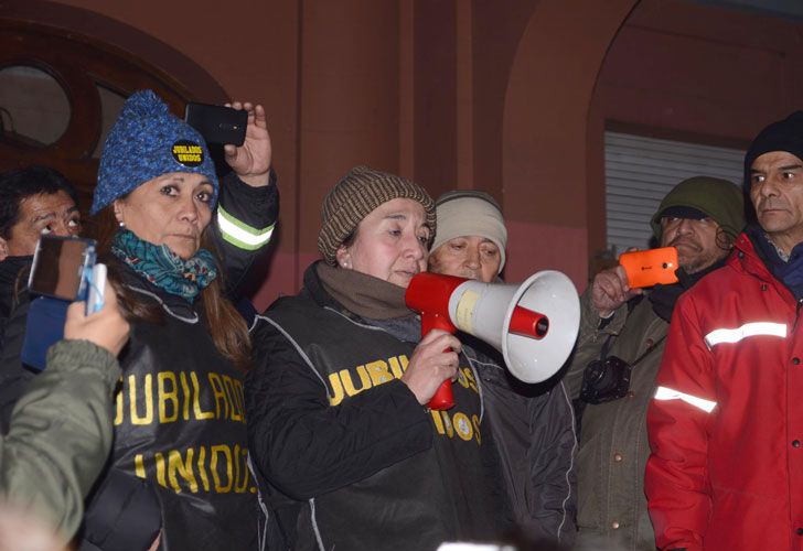 Jubilados y estatales ingresaron a Casa de Gobierno de Santa Cruz