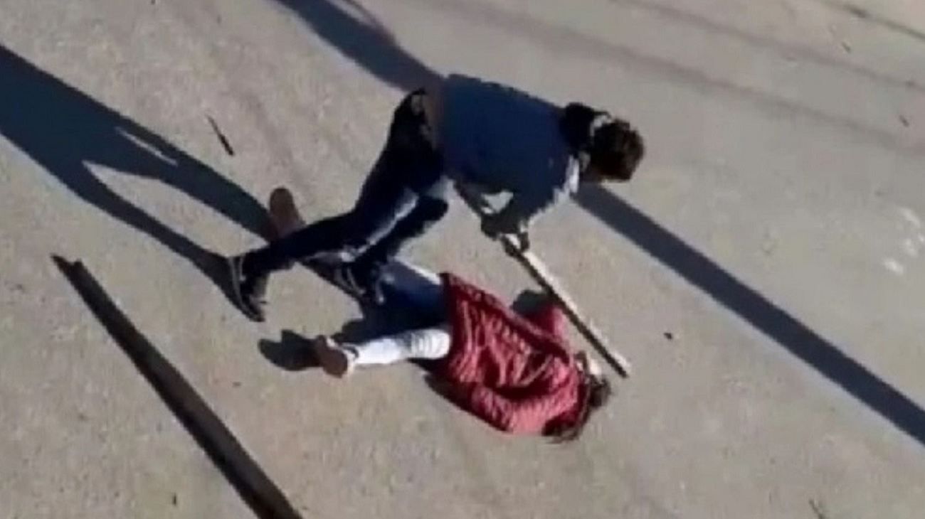 Video | Brutal golpiza con un palo a una mujer en Catamarca