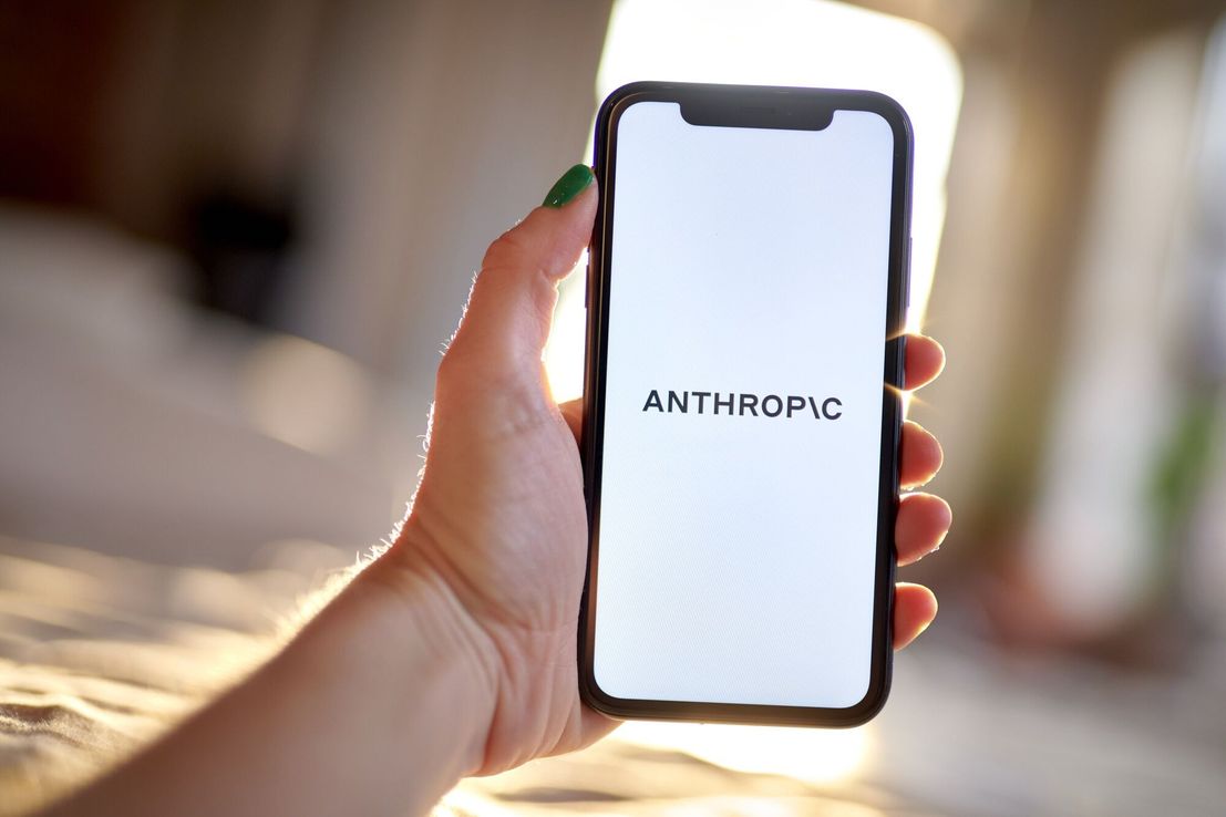 Nueva herramienta de IA de Anthropic hunde acciones de servicios de datos