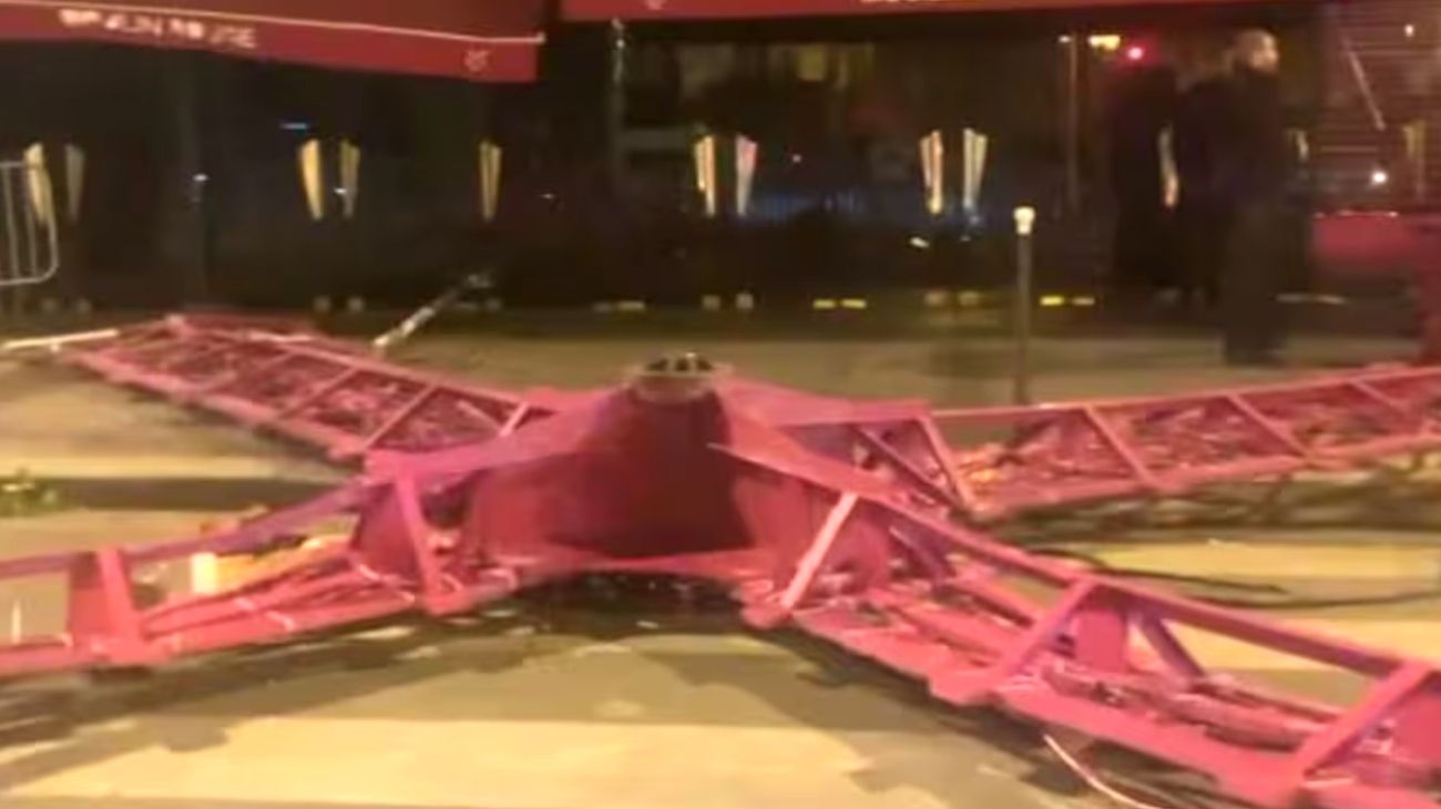 Cayeron las aspas del célebre cabaret Moulin Rouge: todavía no se saben las causas