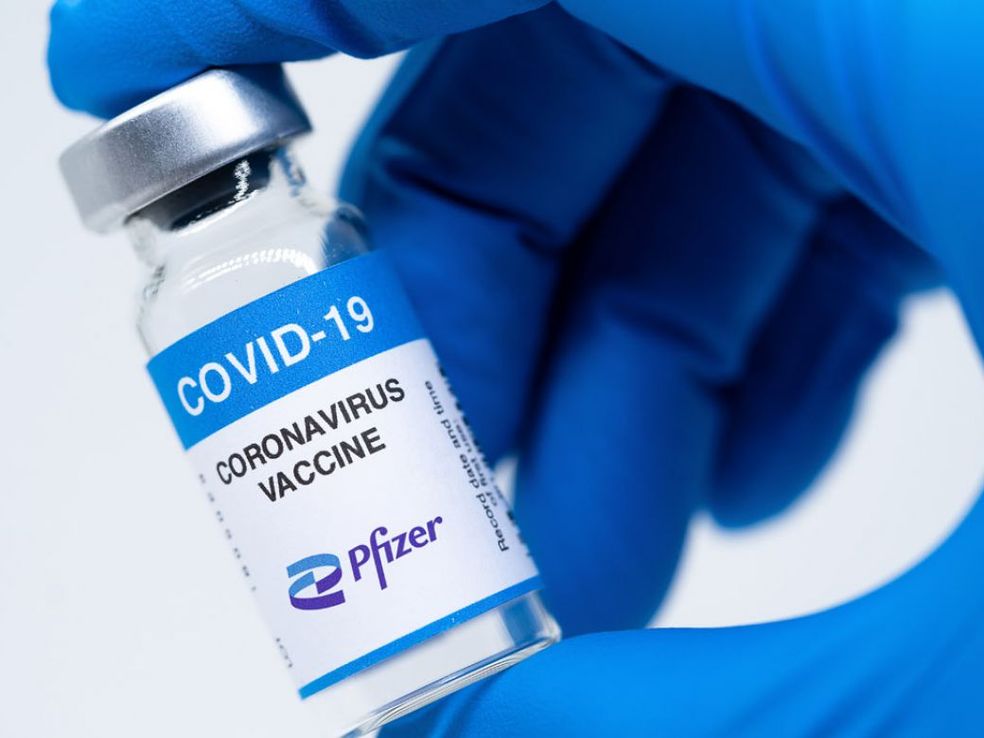 Vacuna Pfizer-BioNTech obtiene histórica aprobación "completa" de Estados Unidos