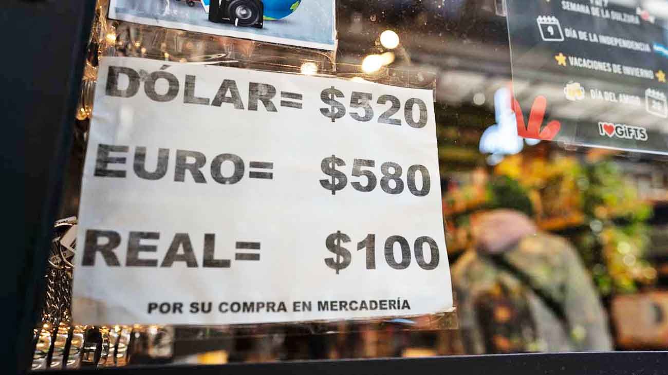 El dólar blue tuvo una semana caliente, cerró a 522 pesos y batió un nuevo récord