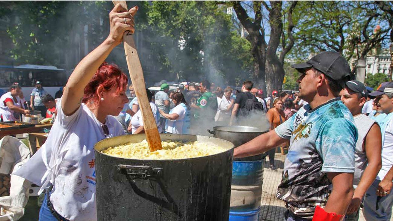 La pobreza alcanzó el 57,4% en enero, el dato más alto en 20 años