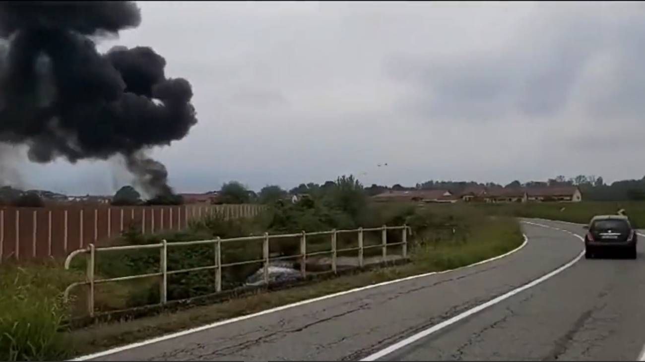 Dramático accidente en Italia: avión militar se estrelló cerca de una ruta, impactó a un auto y mató a una nena