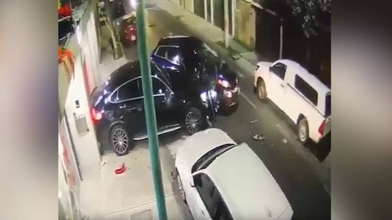 Video | Entraron a su garage para robarle, atropelló a los ladrones y se salvó