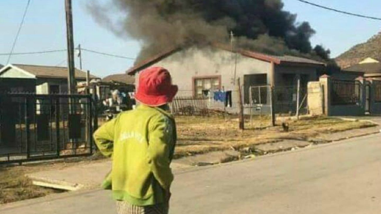 El bitcoin vuelve a bajar y una multitud le incendió la casa a un estafador sudafricano