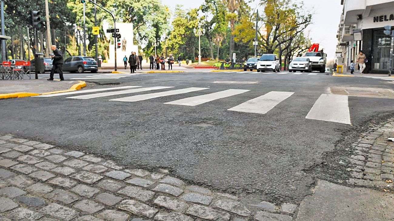 Asfaltan adoquines en el casco histórico porteño