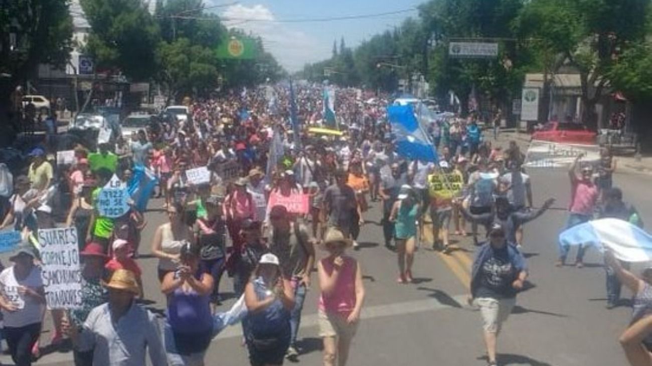 Masiva marcha en Mendoza contra el uso de cianuro en la minería