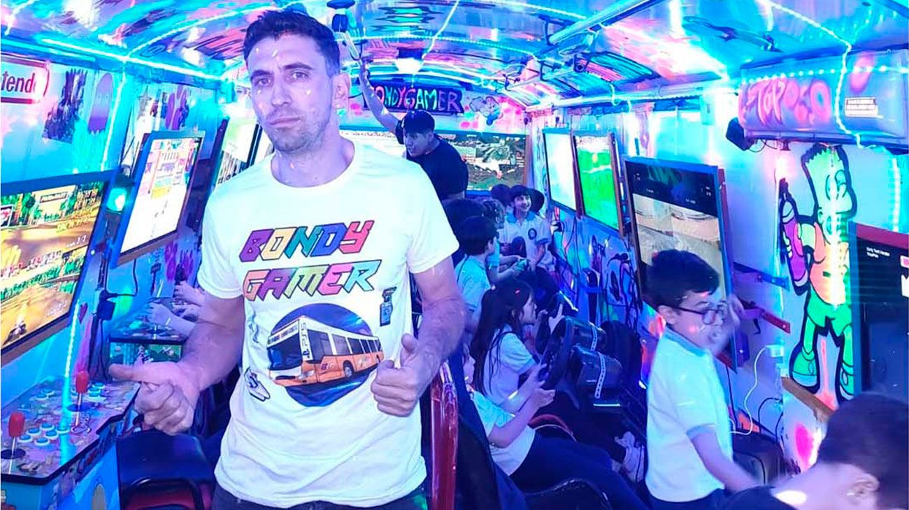 Bondy Gamer, el micro escolar convertido en sala de videojuegos con un fin solidario