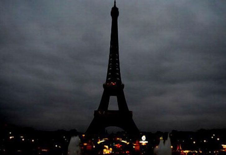 Video | La Torre Eiffel "de luto" tras los ataques terroristas