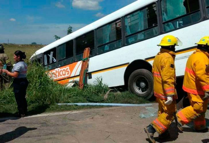Choque frontal de dos micros en Santa Fe: 12 muertos