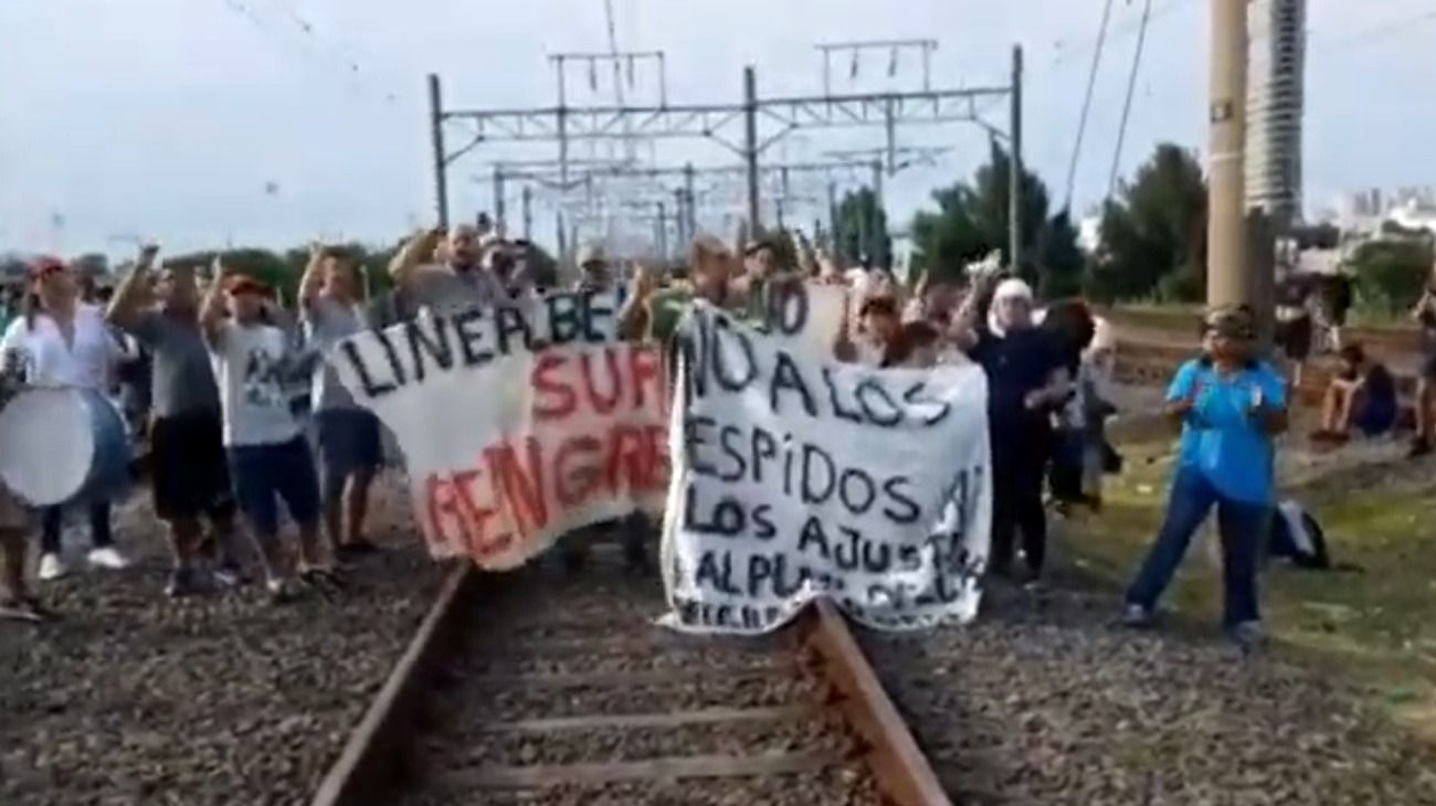Tren Roca: usuarios afectados por el corte se enfrentaron a los manifestantes en las vías