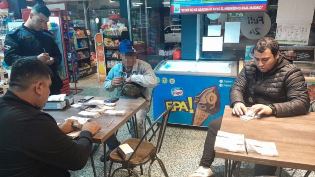 Un hombre estaba alcoholizado y mostraba una mochila llena de dinero en un kiosco de Corrientes