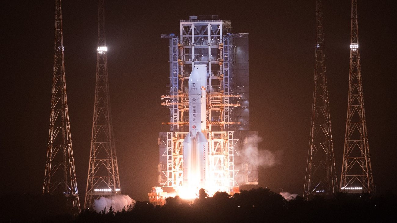 China lanzó la sonda "Chang’e-5" para recolectar muestras lunares