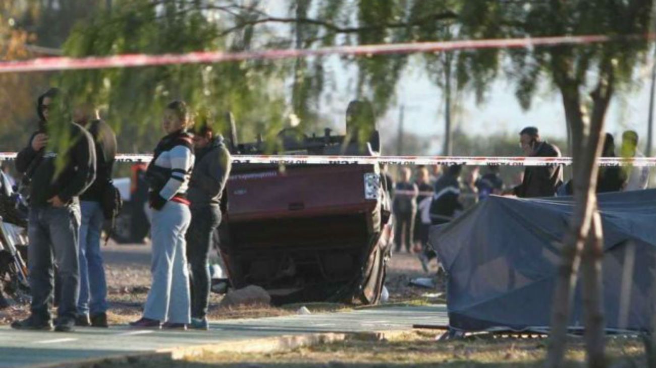 Apuñaló a su mujer embarazada, escapó y mató a dos policías