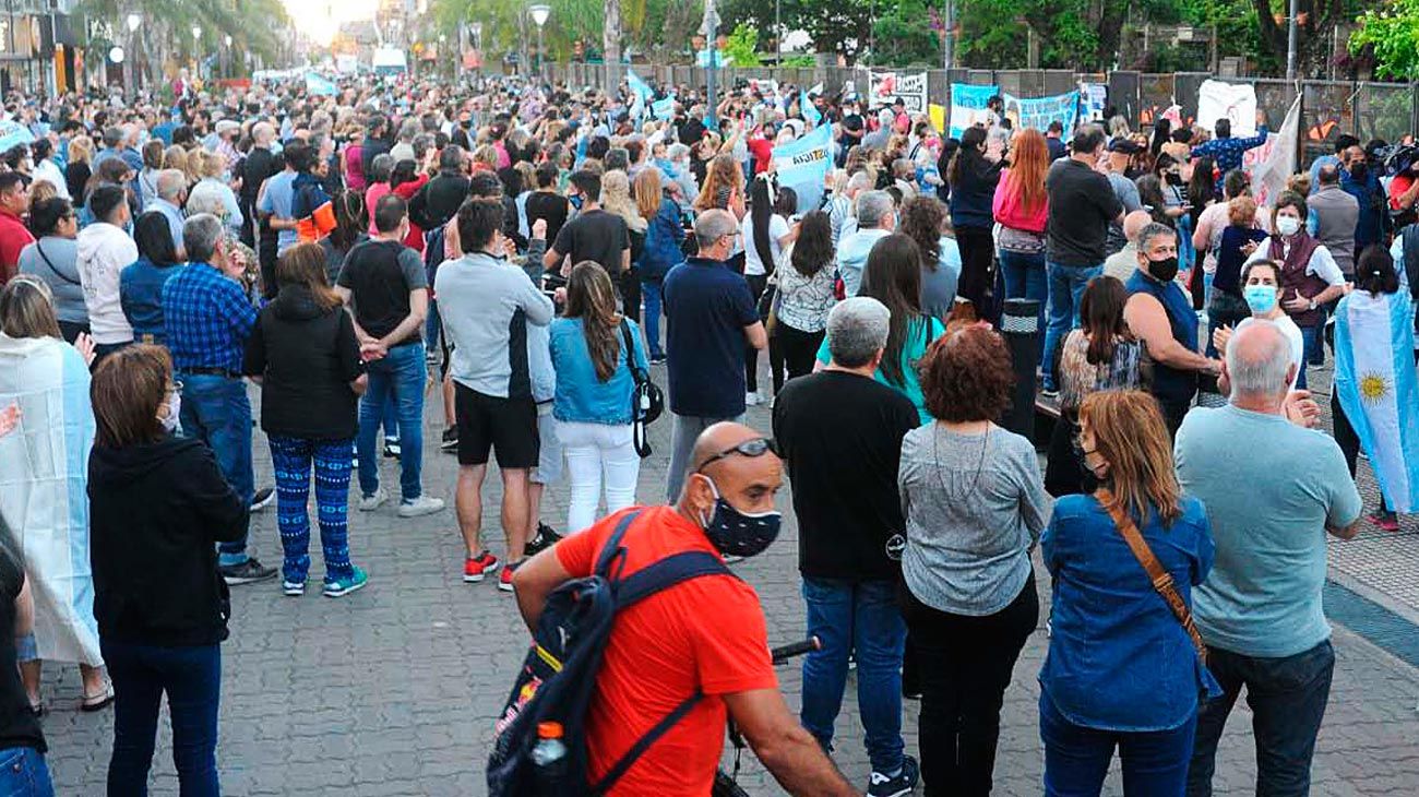 Crimen del kiosquero: "Marcha de las velas" frente a la municipalidad vallada