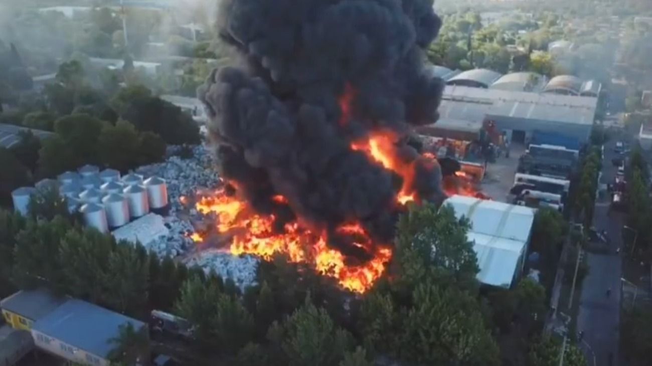 Incendio sin control en una fábrica de plásticos en General Pacheco
