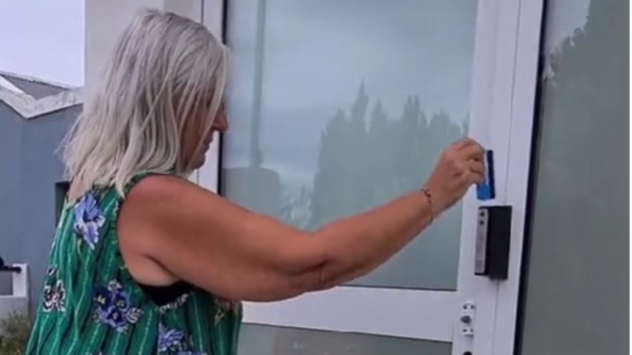 Video: senadora de JxC reclamó que no abrían los cajeros automáticos, pero pasaba la tarjeta al revés