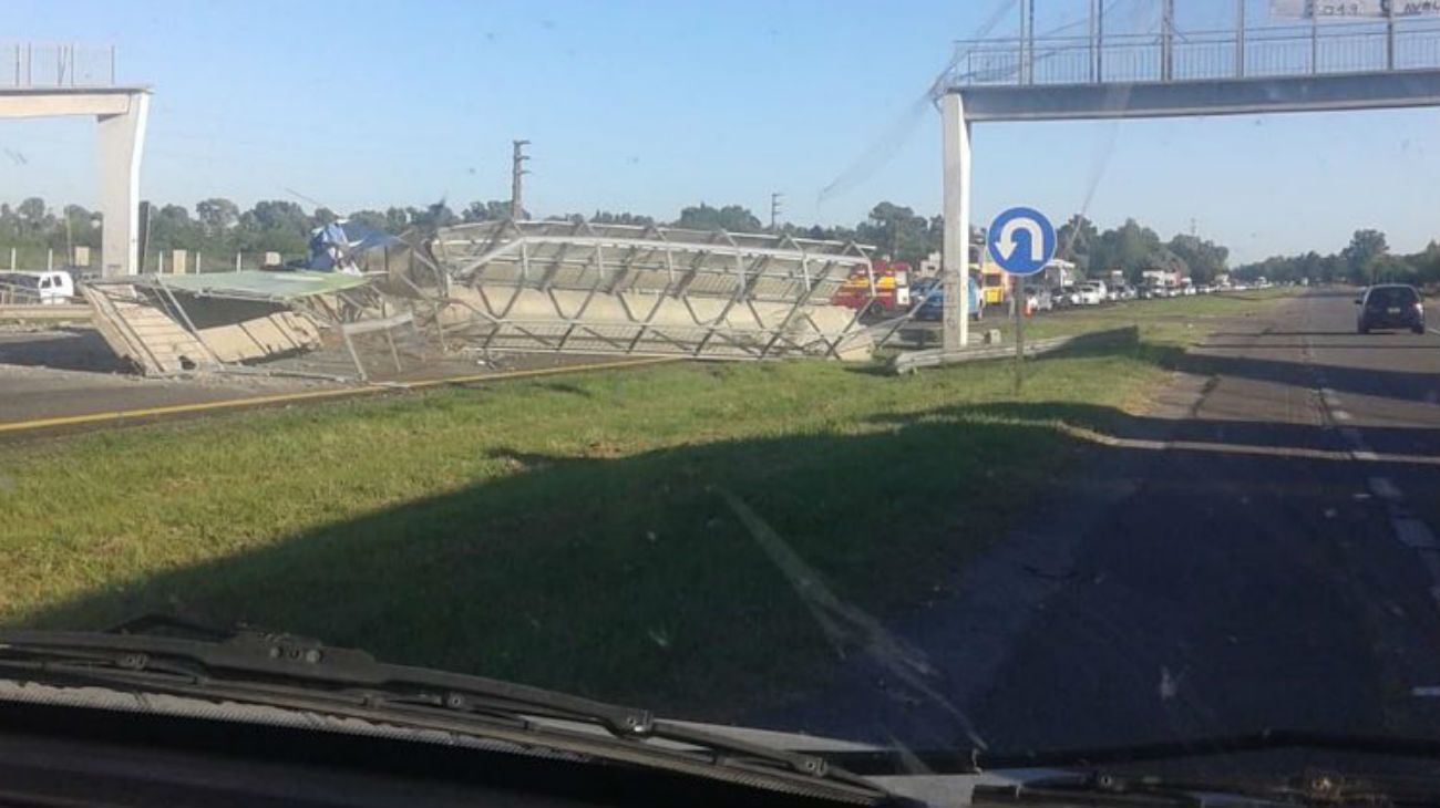 Un camión tiró un puente peatonal y provocó un caos en la Ruta 2