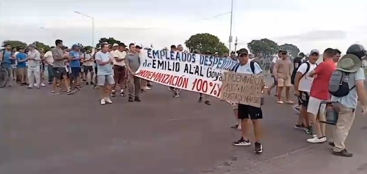 Cierre de la textil Alal: 260 familias cortan la ruta 27 y reclaman indemnizaciones en el acceso a Goya