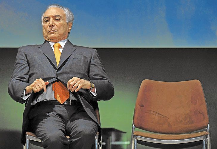 Real brasileño se debilita sobre 4 por dólar antes de elecciones