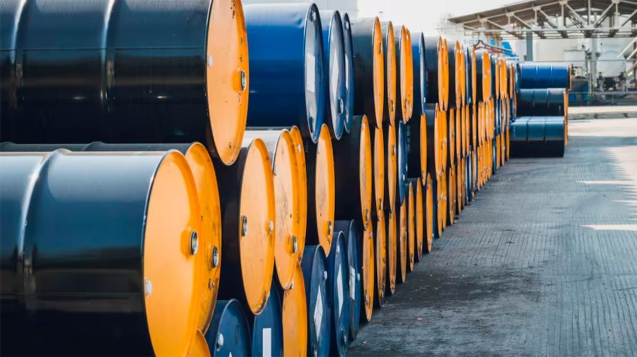 Petróleo cae mientras Irán dice que continúa diálogo con EE.UU. para terminar la guerra