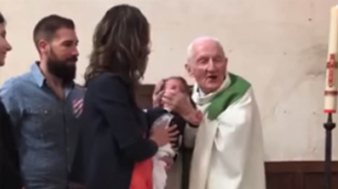 Habló el sacerdote que cacheteó a un bebé en pleno bautismo