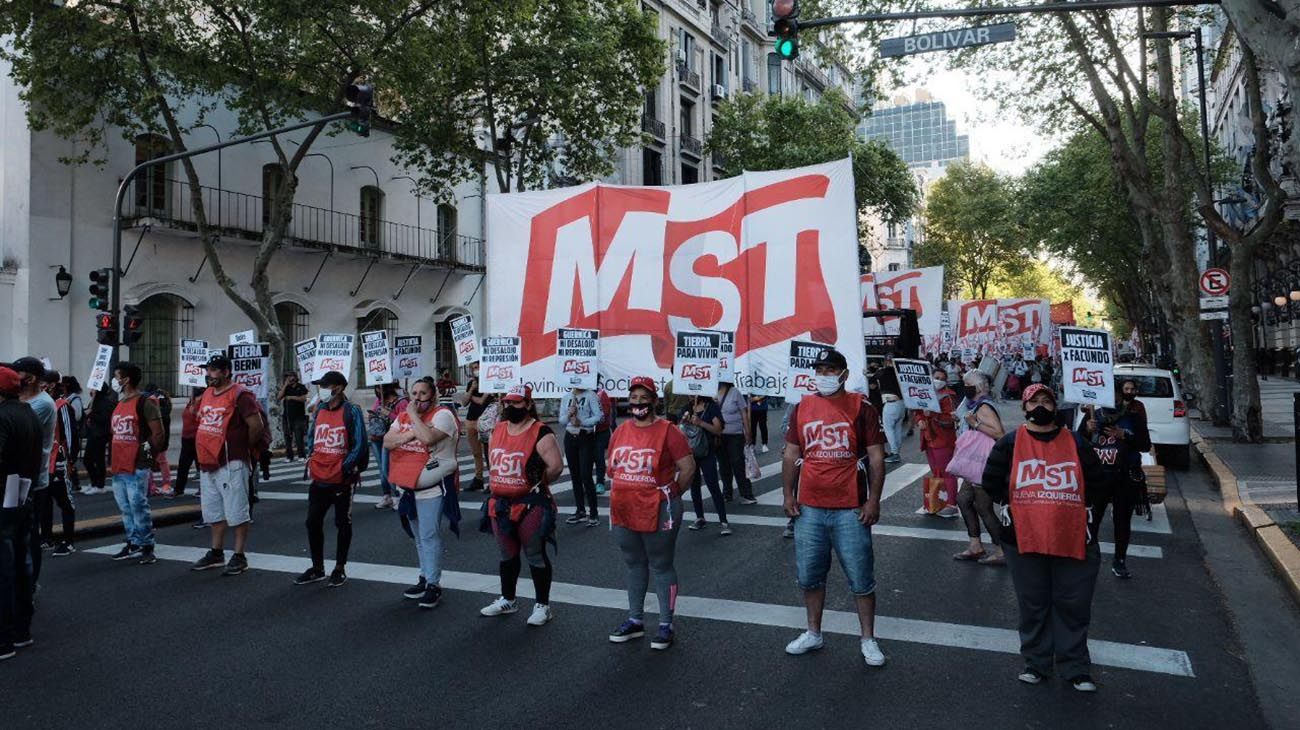 Toma de tierras en Guernica: marcha en Plaza de Mayo en apoyo a los ocupantes