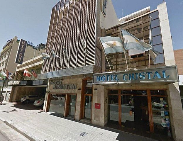 Cerró un hotel en el centro y hasta los huéspedes quedaron en la calle