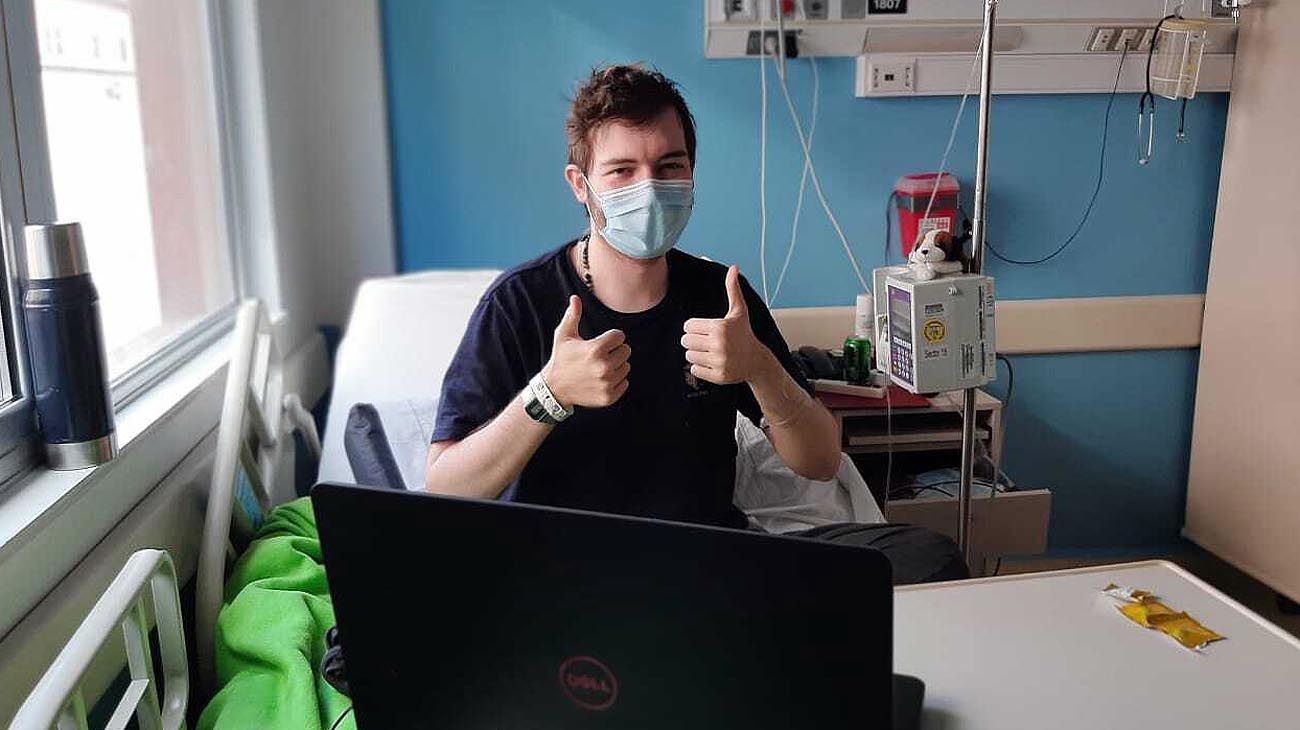 Un joven vende "crypto-arte" para pagar su tratamiento contra el cáncer