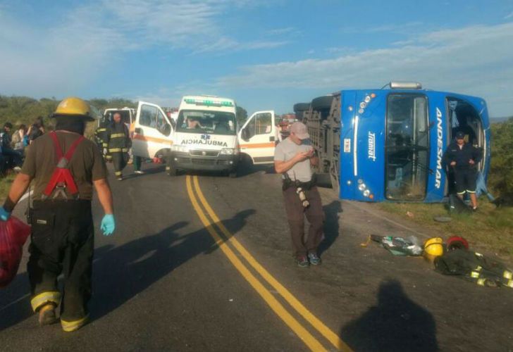 Más de 20 heridos por el vuelco de un micro en Córdoba