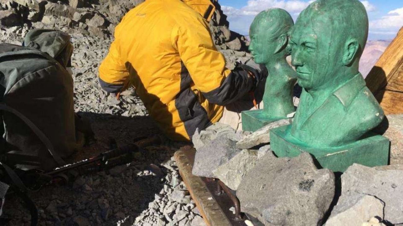 Polémica: ordenan bajar los bustos de Perón y Evita que llevaron a la cima del Aconcagua