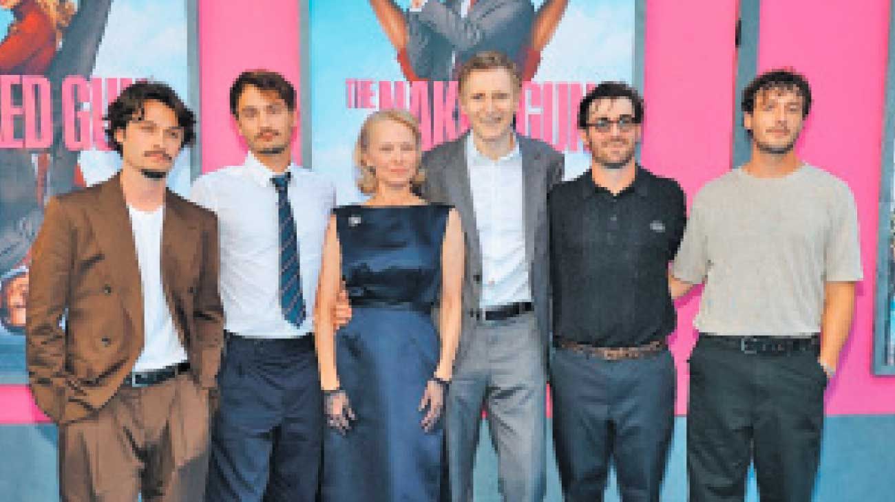 Pamela Anderson y Liam Neeson se presentaron con familia ensamblada