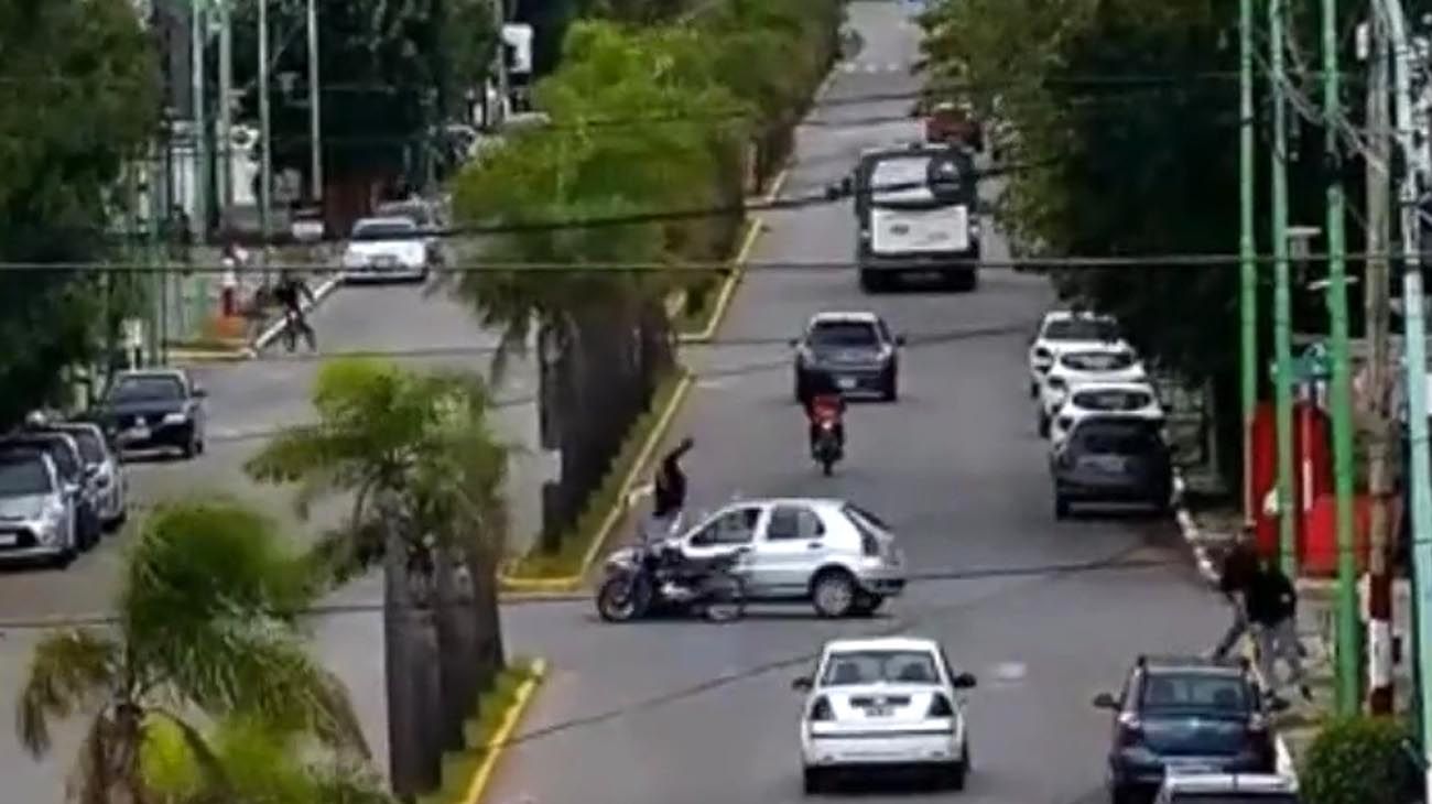Video: un motociclista murió tras chocar con un auto y volar por encima del capó